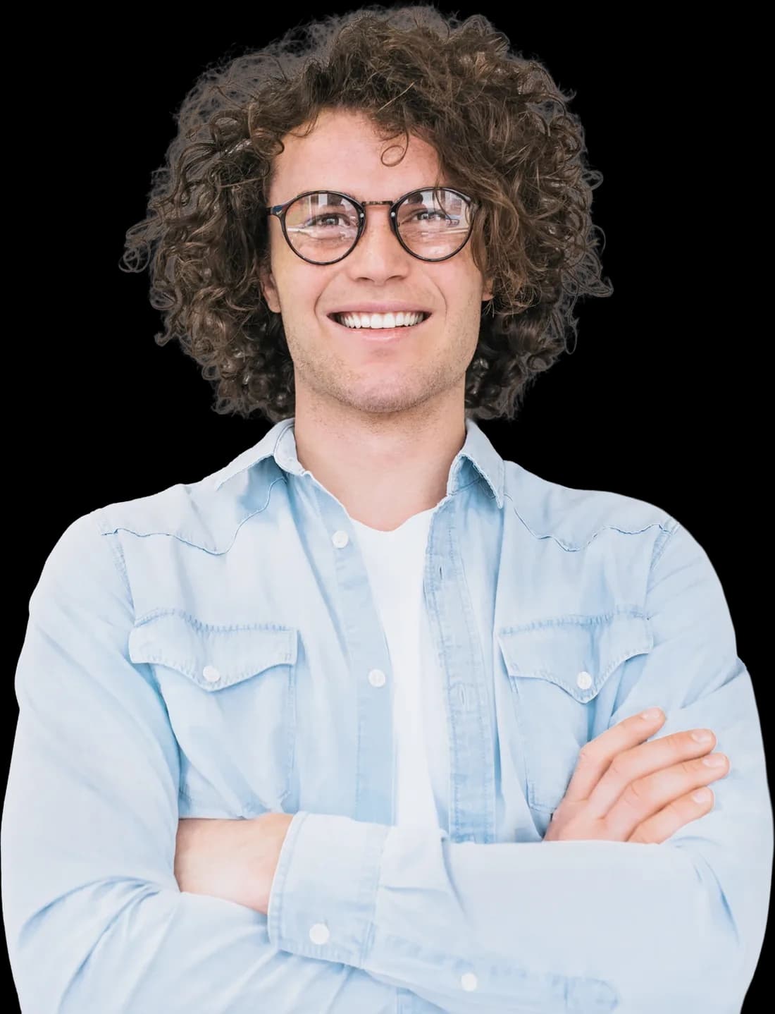 Lachende man met een bril en rechte tanden